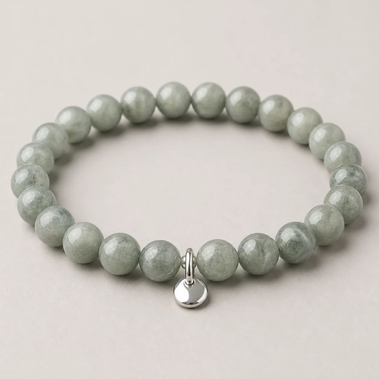 천연원석 팔찌와 은빛 참